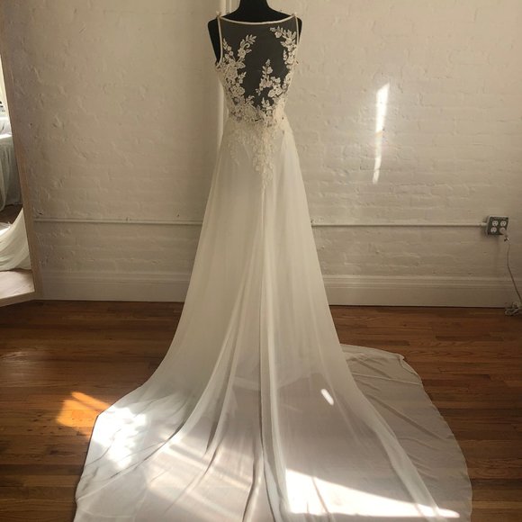 Escala Pronovias Gown - Picture 5 of 7